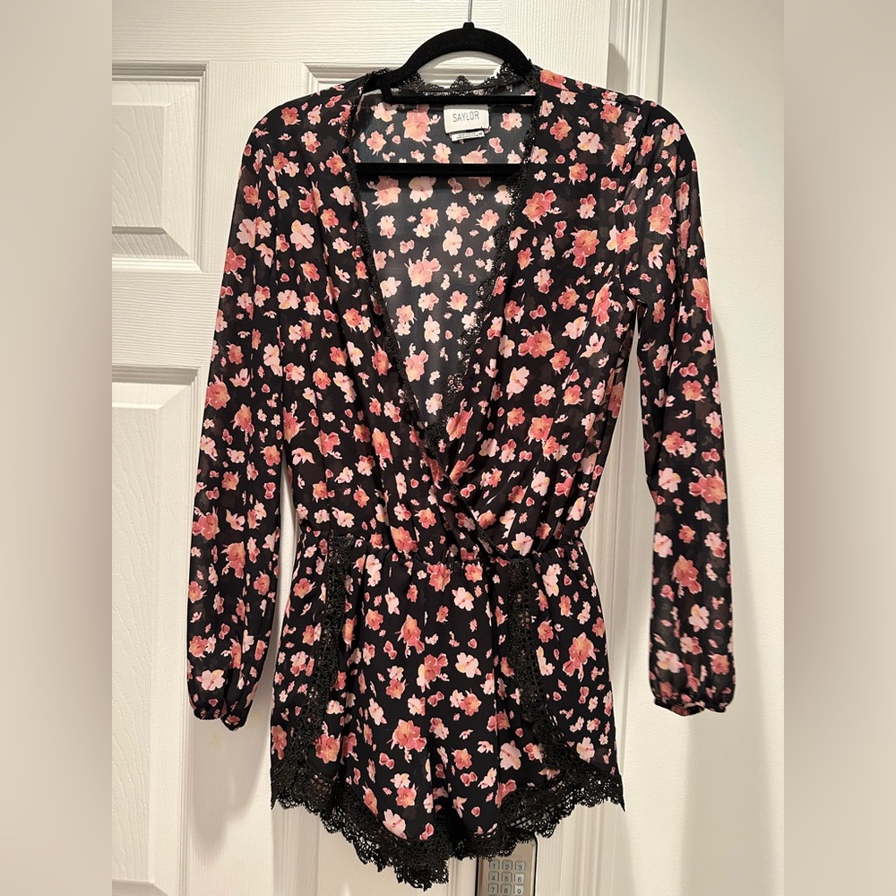 Saylor size small floral romper. Barely worn. Great condition.